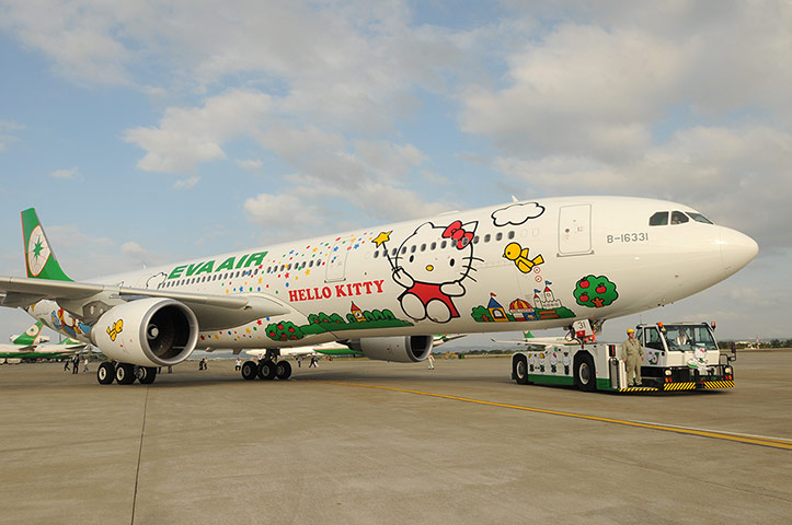Hello-Kitty-Themed-Aircra-004